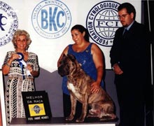 Vânia com Angá sendo premiada